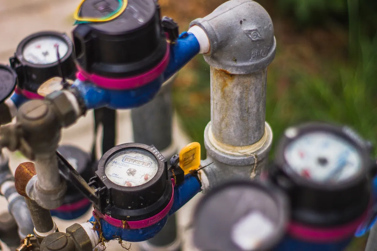 Rij watermeters met leidingen en afsluiters