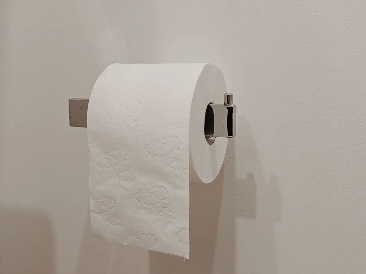 Rol wc-papier aan de muur naast het toilet
